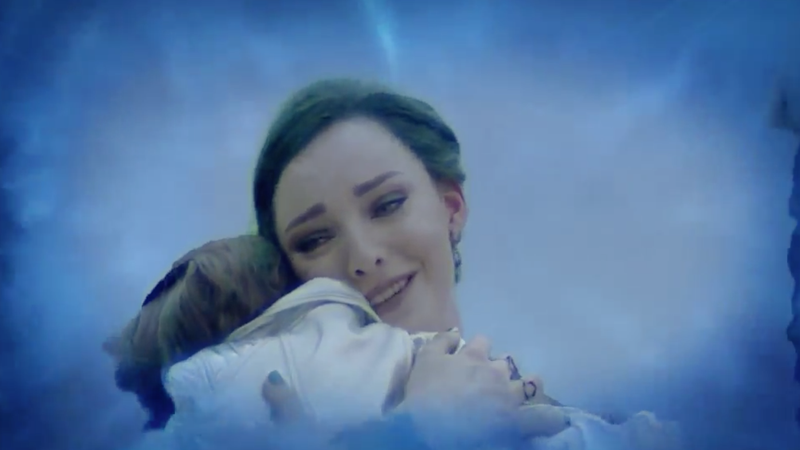 Polaris (Emma Dumont) witnessing a psychic vision of a happy future with her daughter, Dawn.